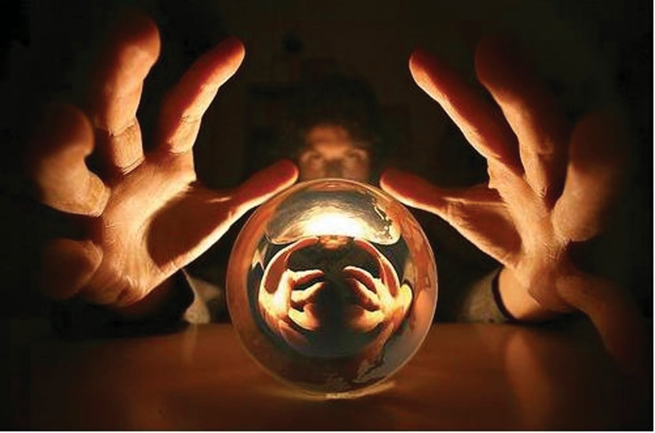 Ясновидящий это. Магический шар в руках. Волшебный шар в руке. Хрустальный шар в руках. Человек в шаре.